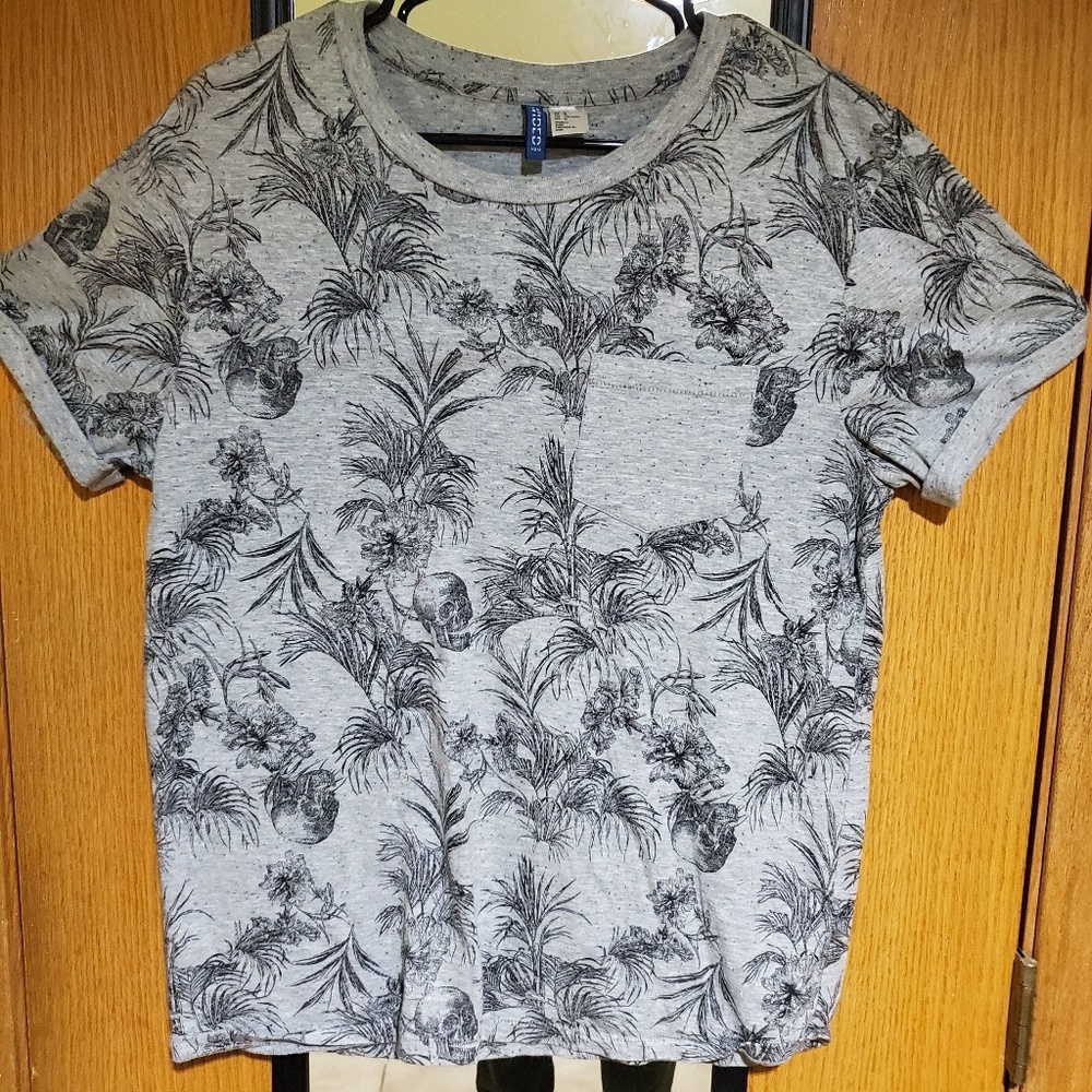H&M Cuffed pocket tee with design